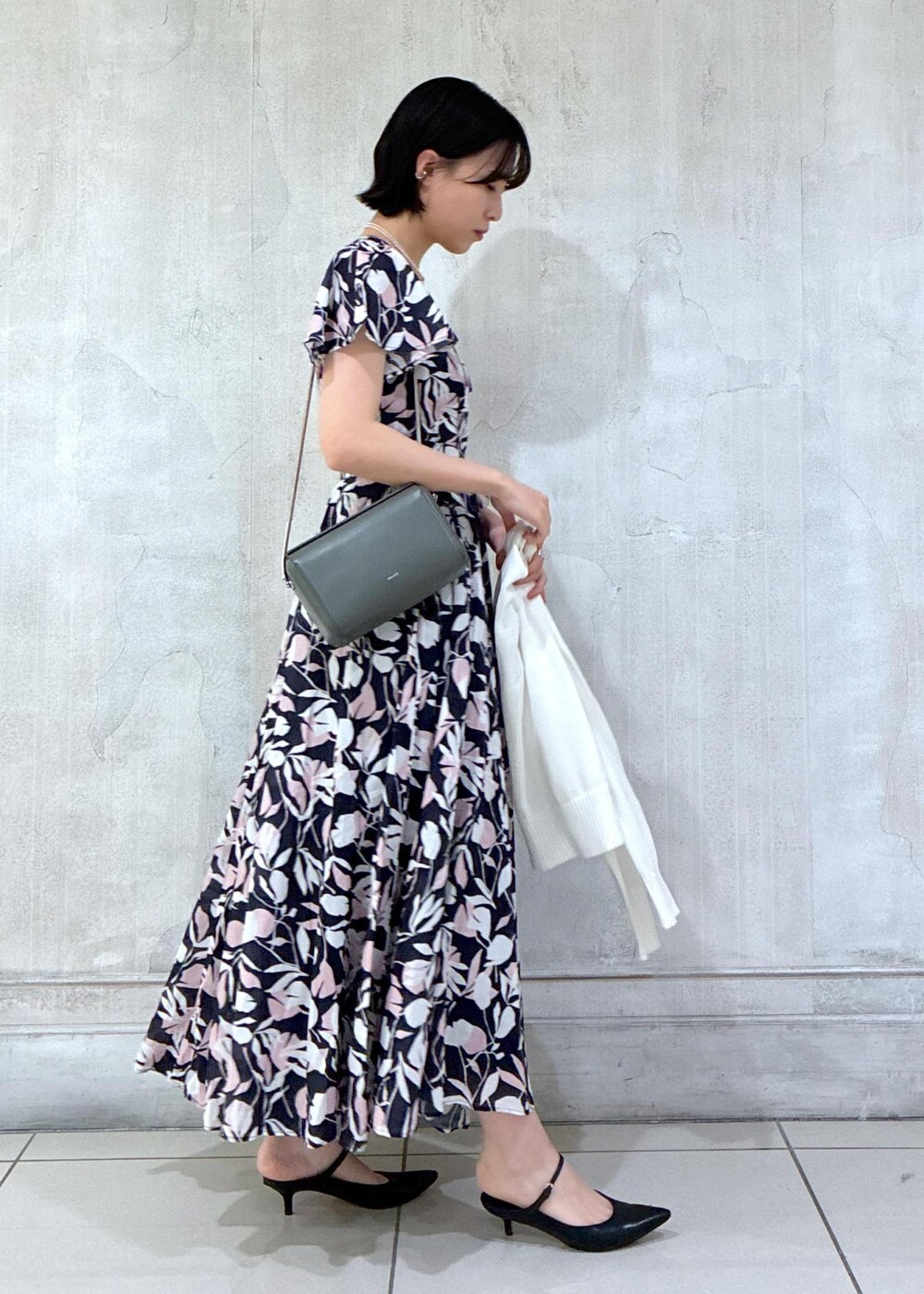 ホワイト系のカーディガン/ボレロを着用したレディースの春コーディネートの4枚目の写真