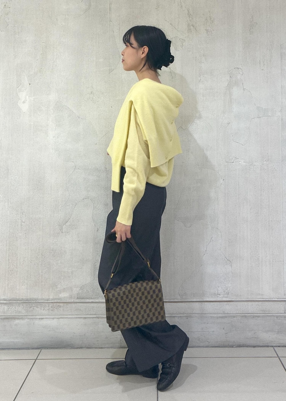 イエロー系のカーディガン/ボレロ、イエロー系のニット/セーター、ブルー系のその他パンツを着用したレディースの秋コーディネートの2枚目の写真