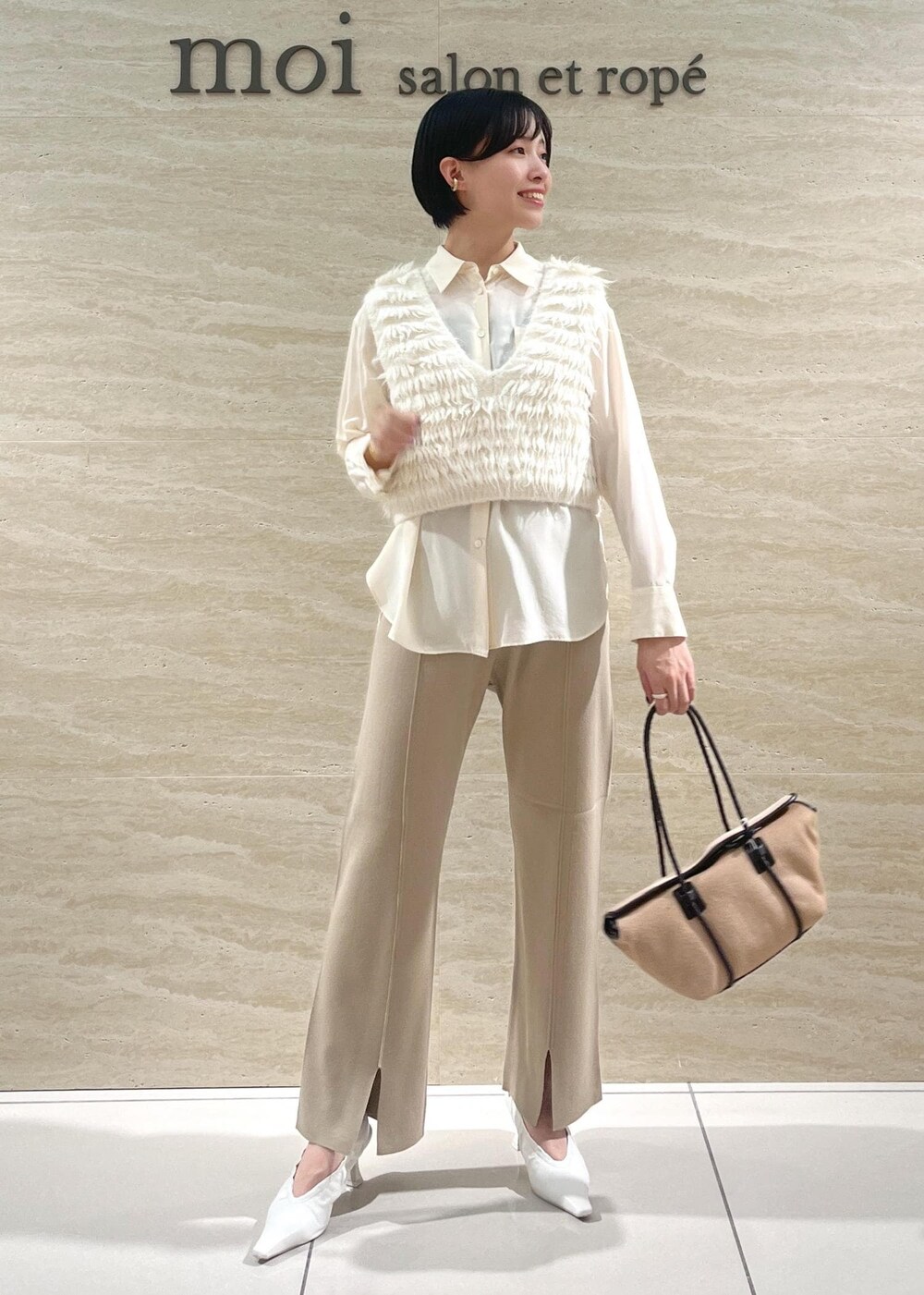 ホワイト系のパンプス、ベージュ系のその他パンツ、ホワイト系のベストを着用したレディースの秋コーディネートの4枚目の写真