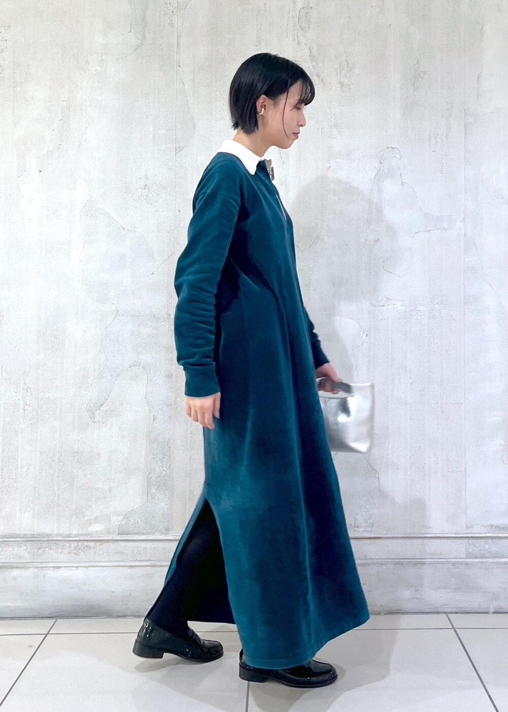 グリーン系のワンピースを着用したレディースの冬コーディネートの2枚目の写真