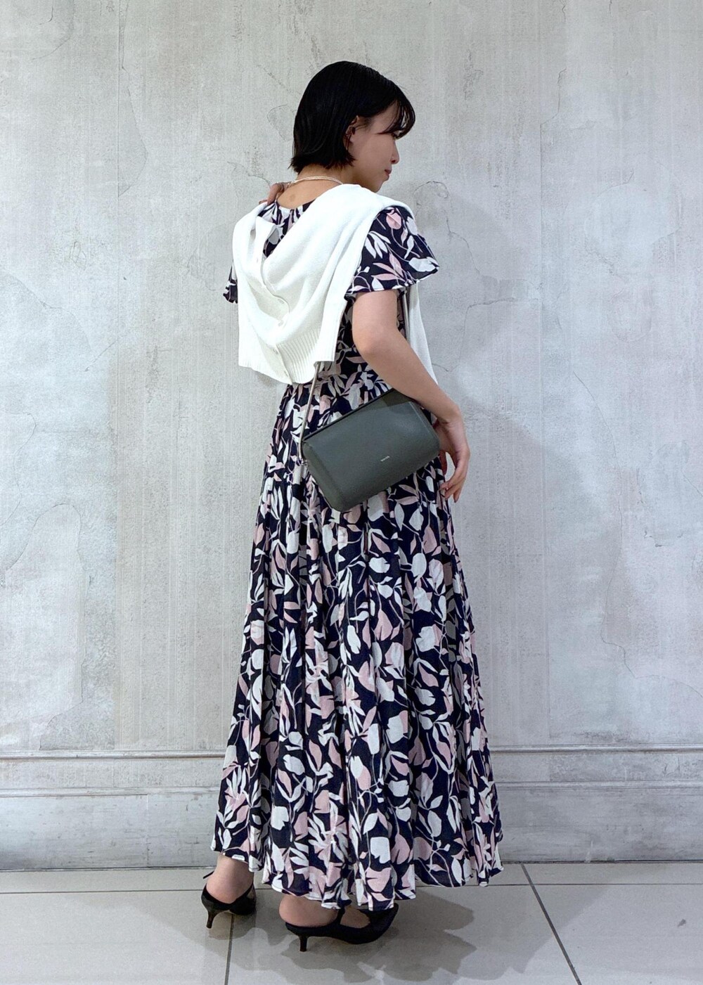 ホワイト系のカーディガン/ボレロを着用したレディースの春コーディネートの5枚目の写真