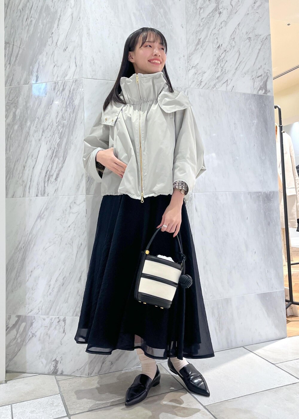 「スカート、ロング、ネイビー、フレア、フレアスカート、ポインテッドトゥ、ローファー、ROPÉ、ブルベ、高身長、骨格ナチュラル、きれいめカジュアル、お出かけ、大人カジュアル、カジュアル」｜「ROPE'のAnna Canvas Bag （アンナ キャンバス バッグ）【ポーチ付き】（ハンドバッグ、ブラック系）」を使った、amuroさん（レディース・167cm）の冬コーディネートの4枚目の写真