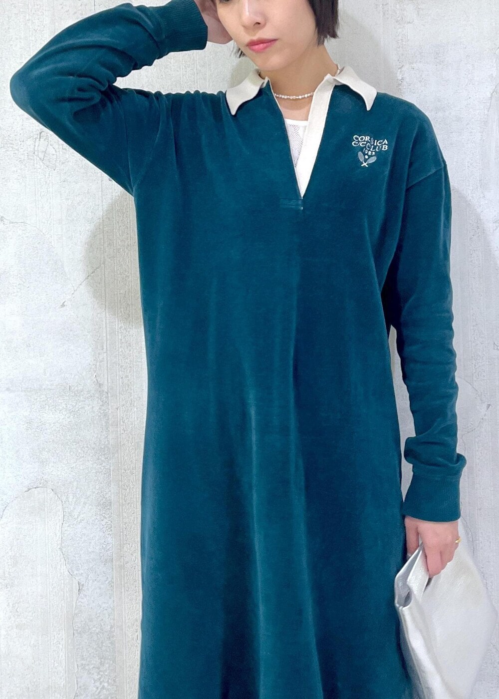 グリーン系のワンピースを着用したレディースの冬コーディネートの5枚目の写真