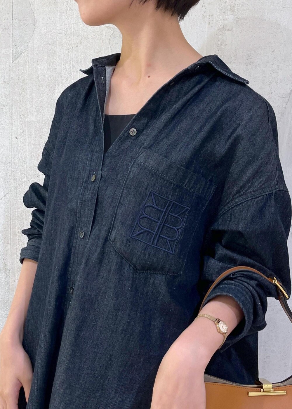 「ショルダーバッグ、キャメル、長袖、ネイビー、シャツ、オーバーサイズ、ワイド、十分丈、ストレート、センタープレス、初秋コーデ、秋コーデ、お出かけコーデ、旅行コーデ、アウトドアコーデ」｜「ROPE'のオーバーデニムシャツ（シャツ/ブラウス、ブルー系）」を使った、amuroさん（レディース・167cm）の秋コーディネートの7枚目の写真