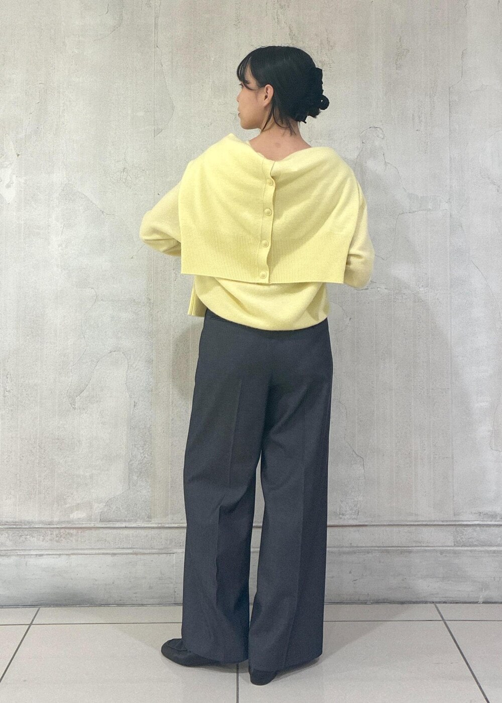 イエロー系のカーディガン/ボレロ、イエロー系のニット/セーター、ブルー系のその他パンツを着用したレディースの秋コーディネートの3枚目の写真