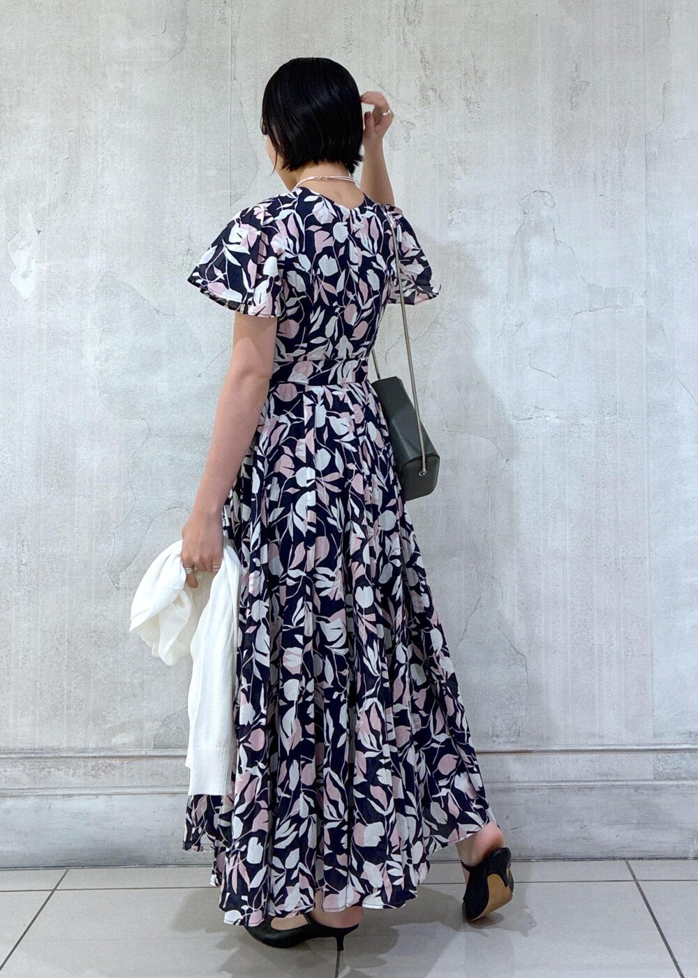 ホワイト系のカーディガン/ボレロを着用したレディースの春コーディネートの3枚目の写真