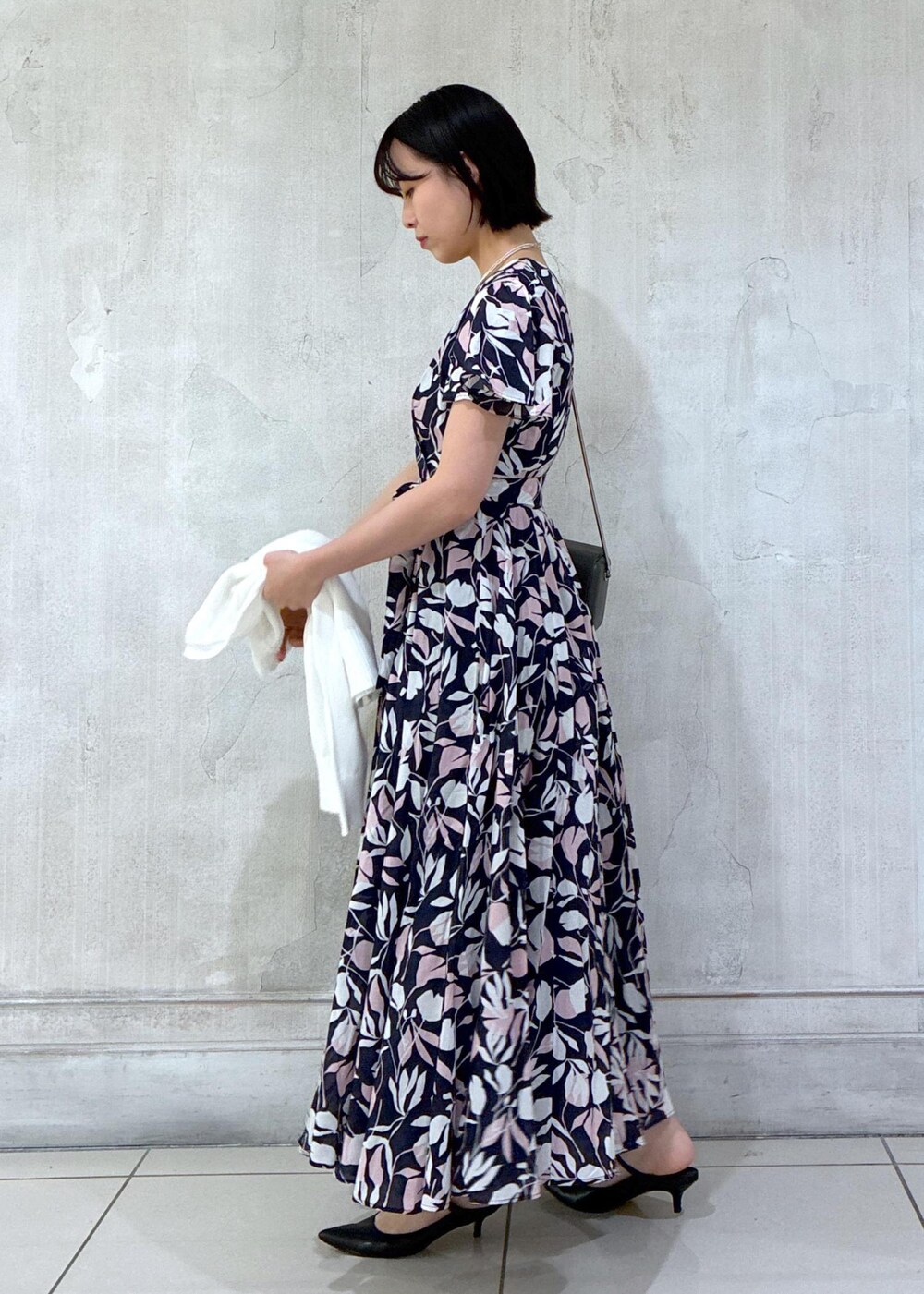 ホワイト系のカーディガン/ボレロを着用したレディースの春コーディネートの2枚目の写真