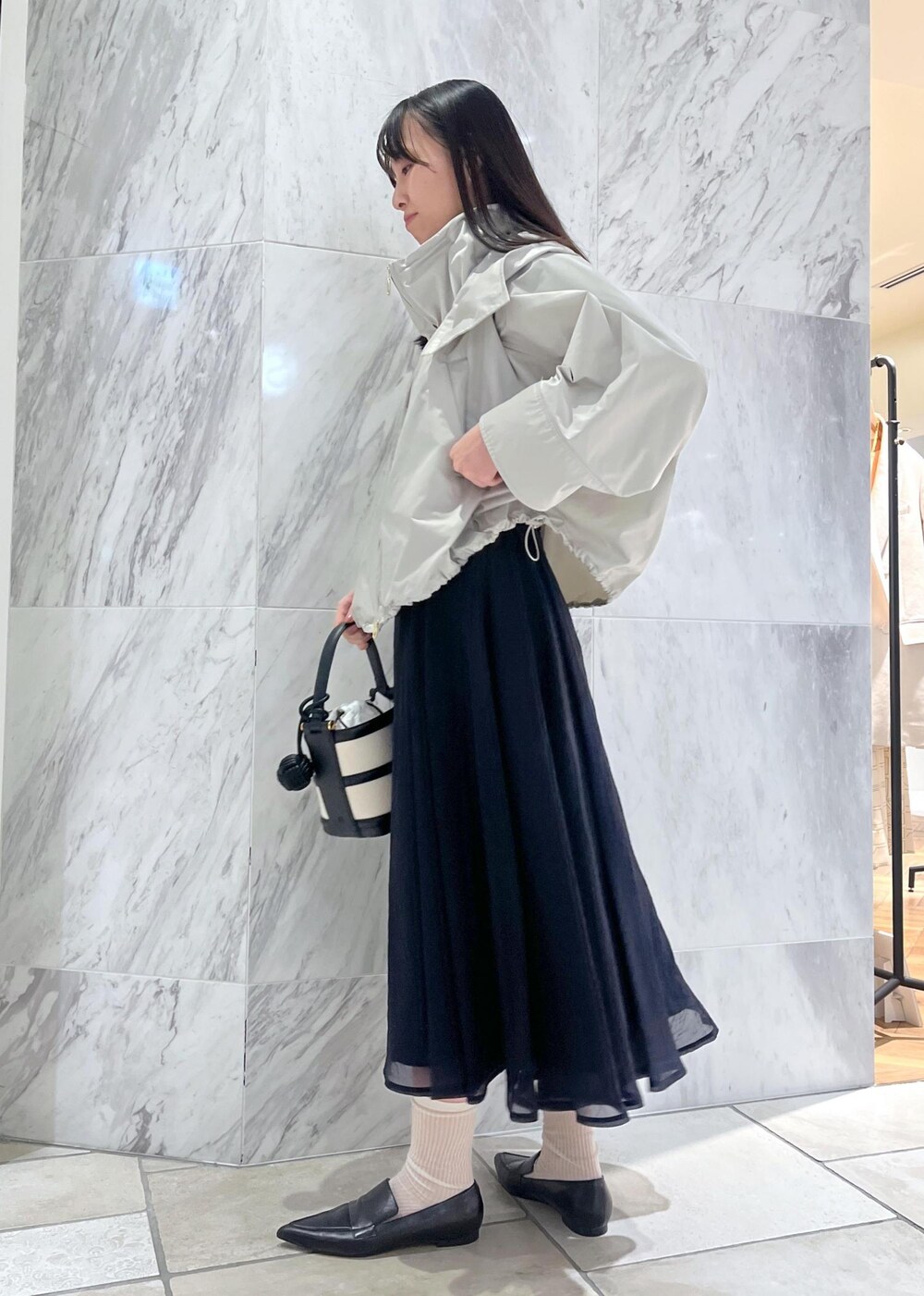 「スカート、ロング、ネイビー、フレア、フレアスカート、ポインテッドトゥ、ローファー、ROPÉ、ブルベ、高身長、骨格ナチュラル、きれいめカジュアル、お出かけ、大人カジュアル、カジュアル」｜「ROPE'のAnna Canvas Bag （アンナ キャンバス バッグ）【ポーチ付き】（ハンドバッグ、ブラック系）」を使った、amuroさん（レディース・167cm）の冬コーディネートの2枚目の写真