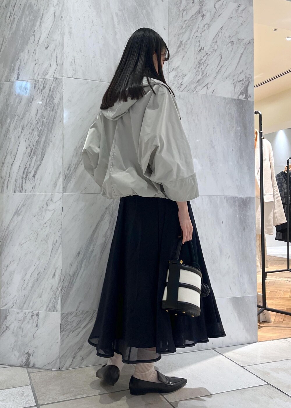 「スカート、ロング、ネイビー、フレア、フレアスカート、ポインテッドトゥ、ローファー、ROPÉ、ブルベ、高身長、骨格ナチュラル、きれいめカジュアル、お出かけ、大人カジュアル、カジュアル」｜「ROPE'のAnna Canvas Bag （アンナ キャンバス バッグ）【ポーチ付き】（ハンドバッグ、ブラック系）」を使った、amuroさん（レディース・167cm）の冬コーディネートの3枚目の写真