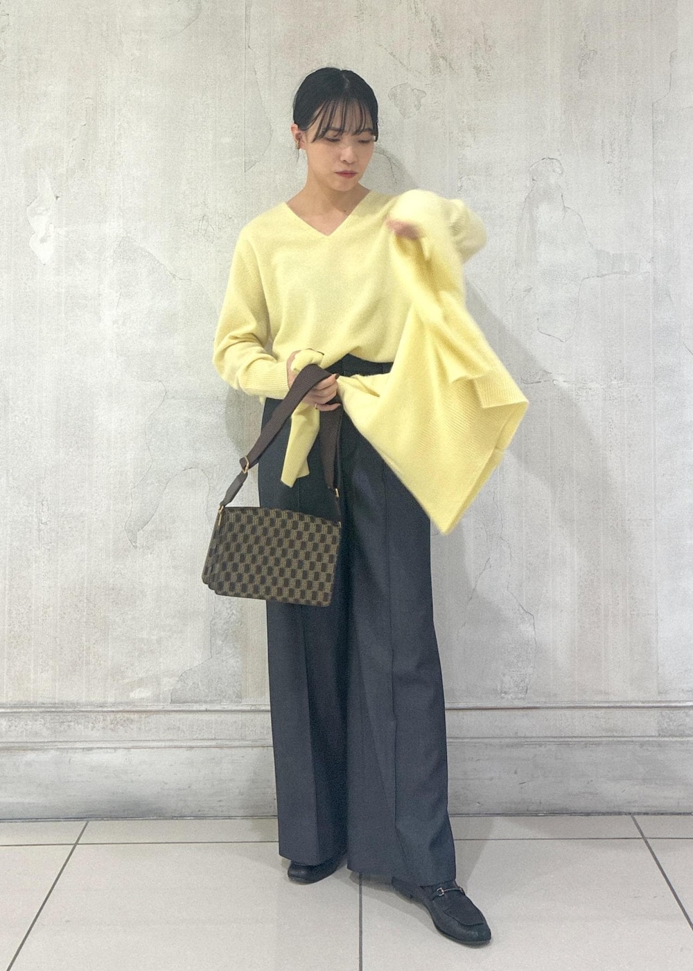 イエロー系のカーディガン/ボレロ、イエロー系のニット/セーター、ブルー系のその他パンツを着用したレディースの秋コーディネートの5枚目の写真