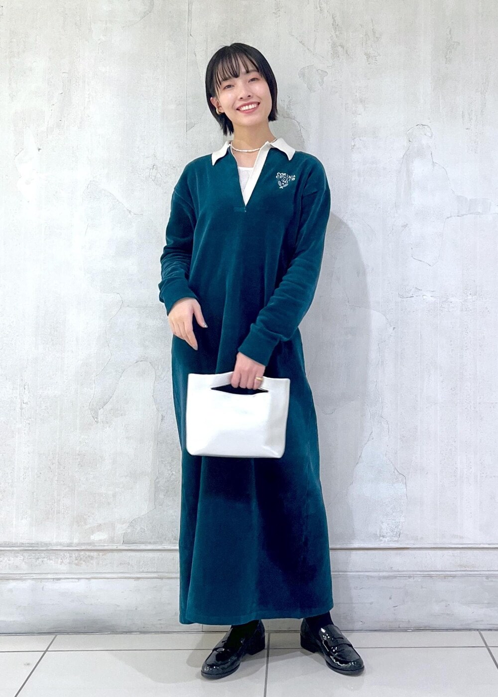 グリーン系のワンピースを着用したレディースの冬コーディネートの4枚目の写真