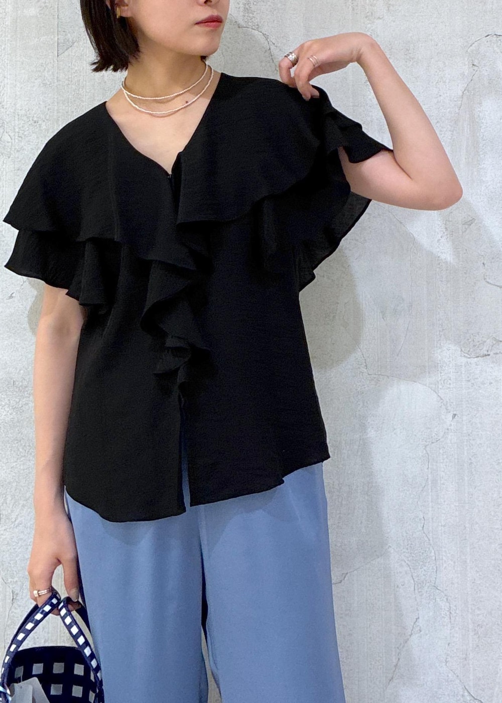 「モア、モアサロンエロペ、横浜高島屋、moi別注、初夏コーデ、夏コーデ、お仕事コーデ、お出かけコーデ、アウトドアコーデ、雨の日コーデ、パンツスタイル、体型カバー、シンプルコーデ、別注アイテム、ROPÉ」｜「SALON adam et rope'のナローストラップサンダル（サンダル、ブラック系）」を使った、amuroさん（レディース・167cm）の夏コーディネートの6枚目の写真