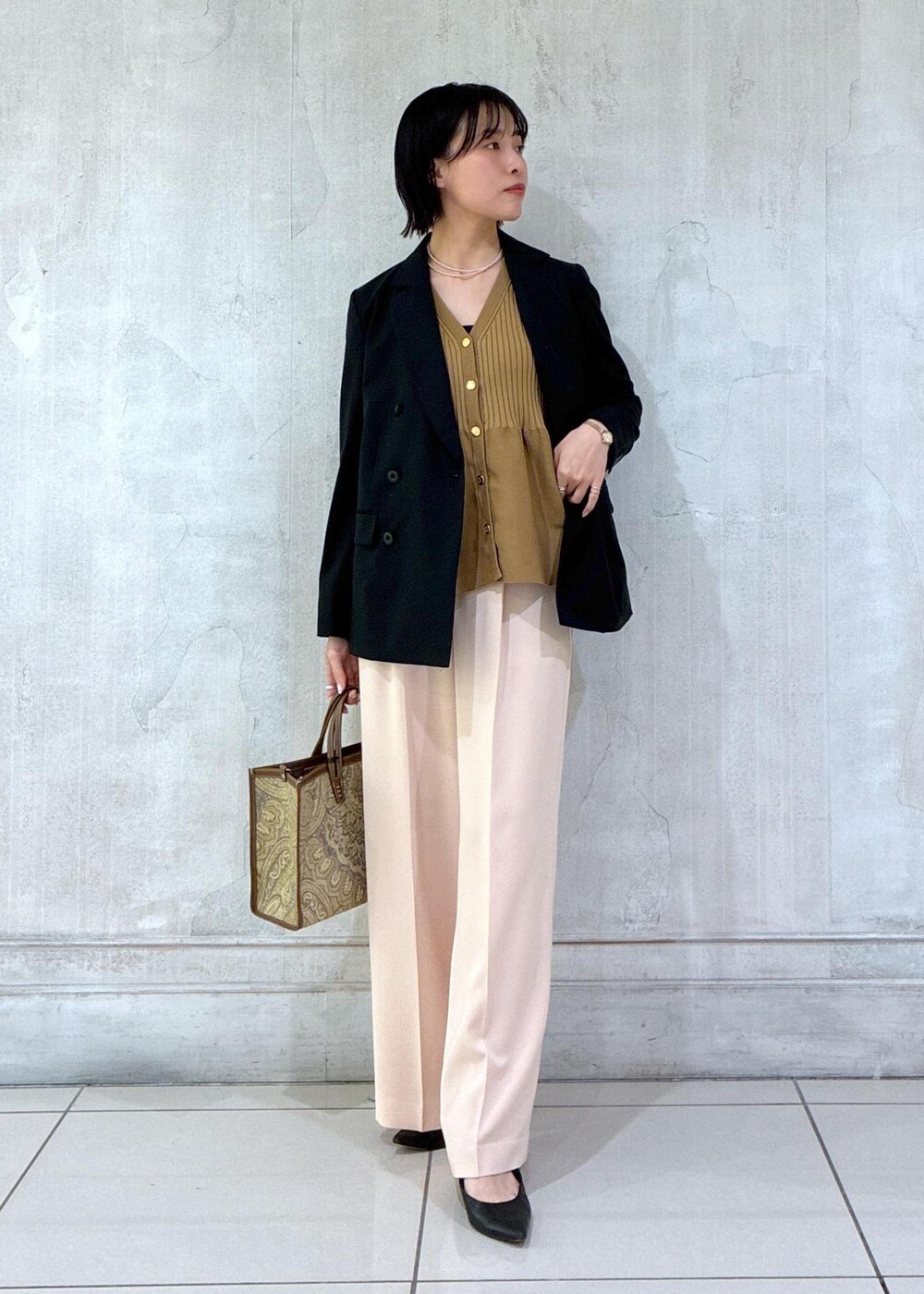 ブラック系のテーラードジャケット、ブラック系のタンクトップ、ピンク系のその他パンツを着用したレディースの春コーディネートの5枚目の写真