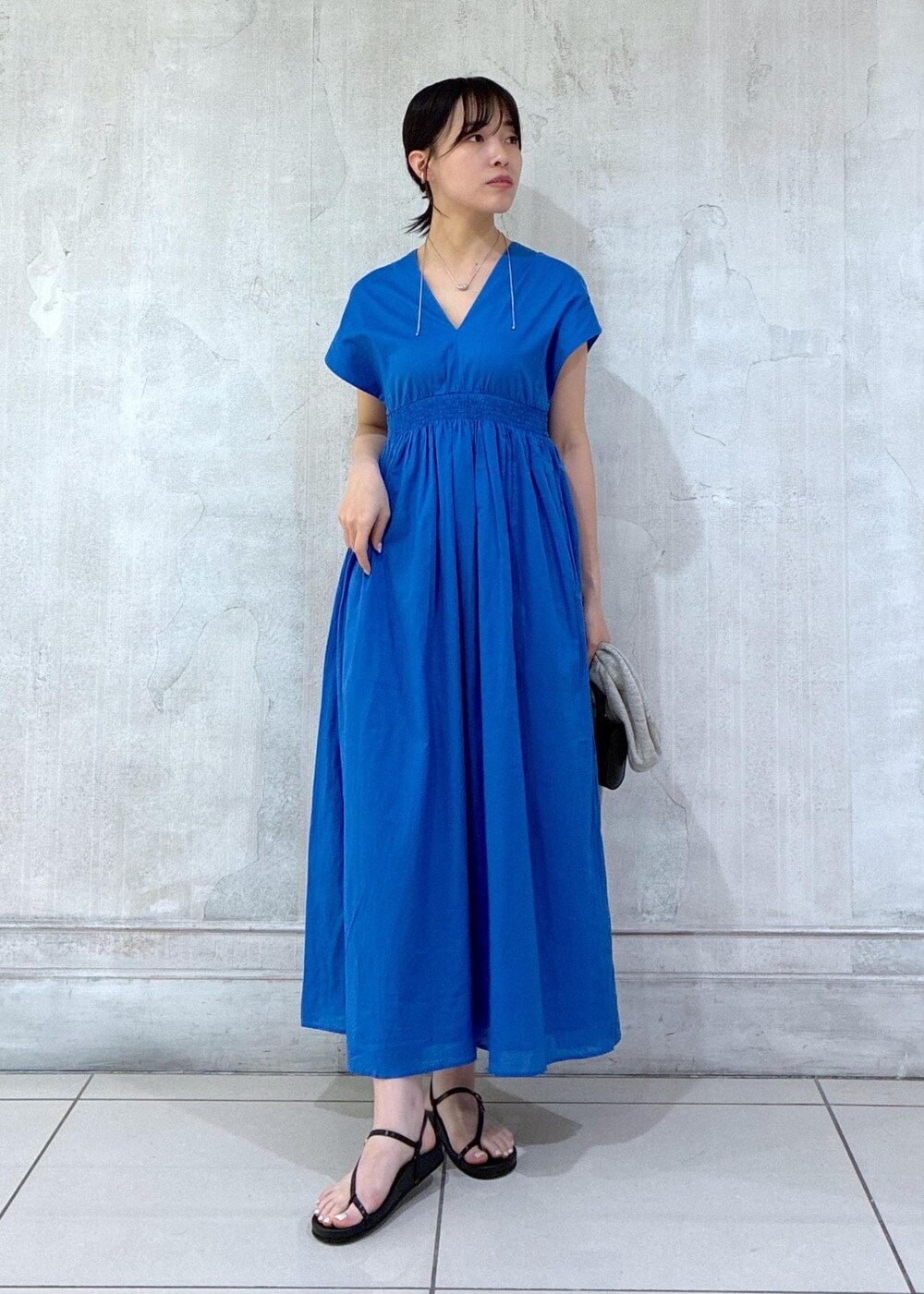 グレー系のカーディガン/ボレロ、ブラック系のサンダルを着用したレディースの春コーディネートの6枚目の写真