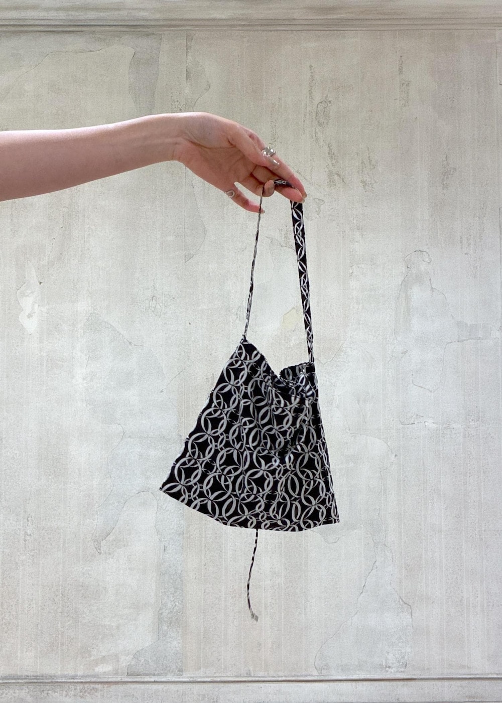 ホワイト系のスカート、ブラック系のトートバッグ、ブルー系のTシャツ/カットソーを着用したレディースの夏コーディネートの6枚目の写真