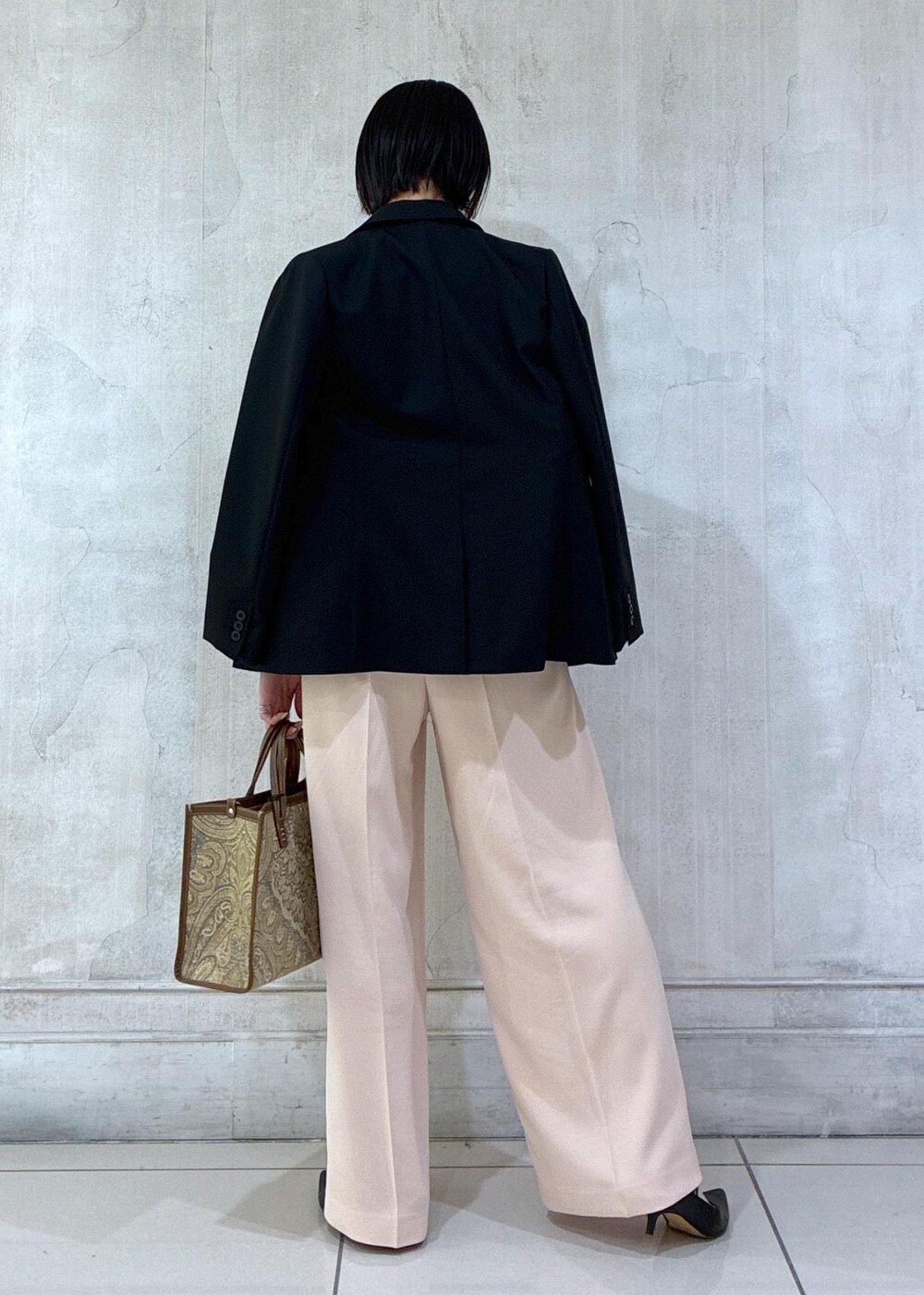 ブラック系のテーラードジャケット、ブラック系のタンクトップ、ピンク系のその他パンツを着用したレディースの春コーディネートの3枚目の写真