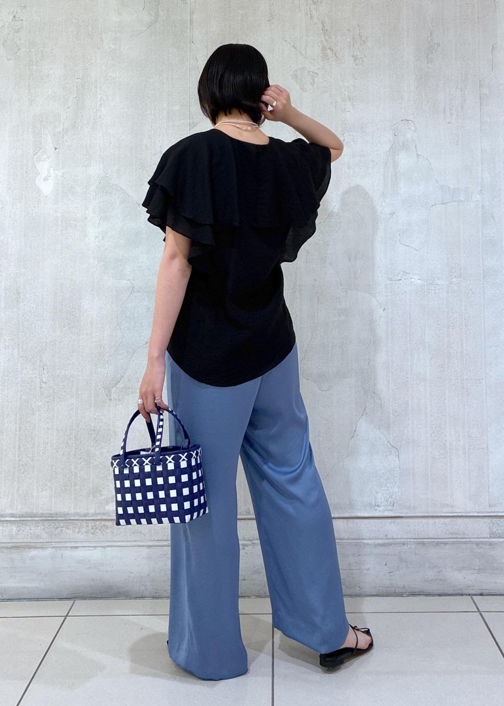 「モア、モアサロンエロペ、横浜高島屋、moi別注、初夏コーデ、夏コーデ、お仕事コーデ、お出かけコーデ、アウトドアコーデ、雨の日コーデ、パンツスタイル、体型カバー、シンプルコーデ、別注アイテム、ROPÉ」｜「SALON adam et rope'のナローストラップサンダル（サンダル、ブラック系）」を使った、amuroさん（レディース・167cm）の夏コーディネートの3枚目の写真