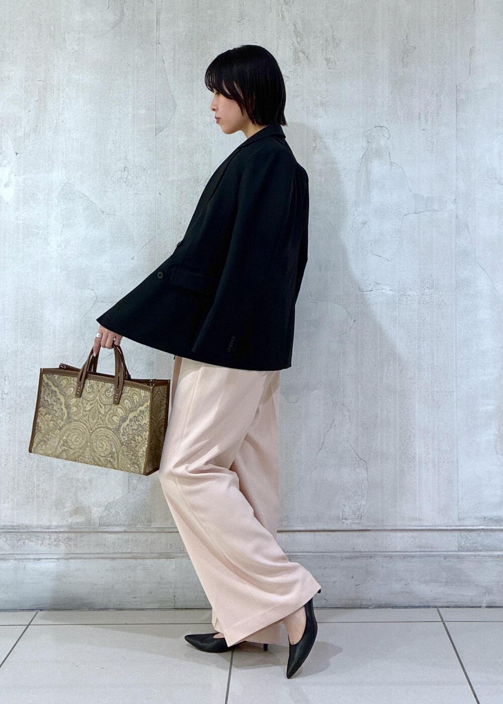 ブラック系のテーラードジャケット、ブラック系のタンクトップ、ピンク系のその他パンツを着用したレディースの春コーディネートの2枚目の写真