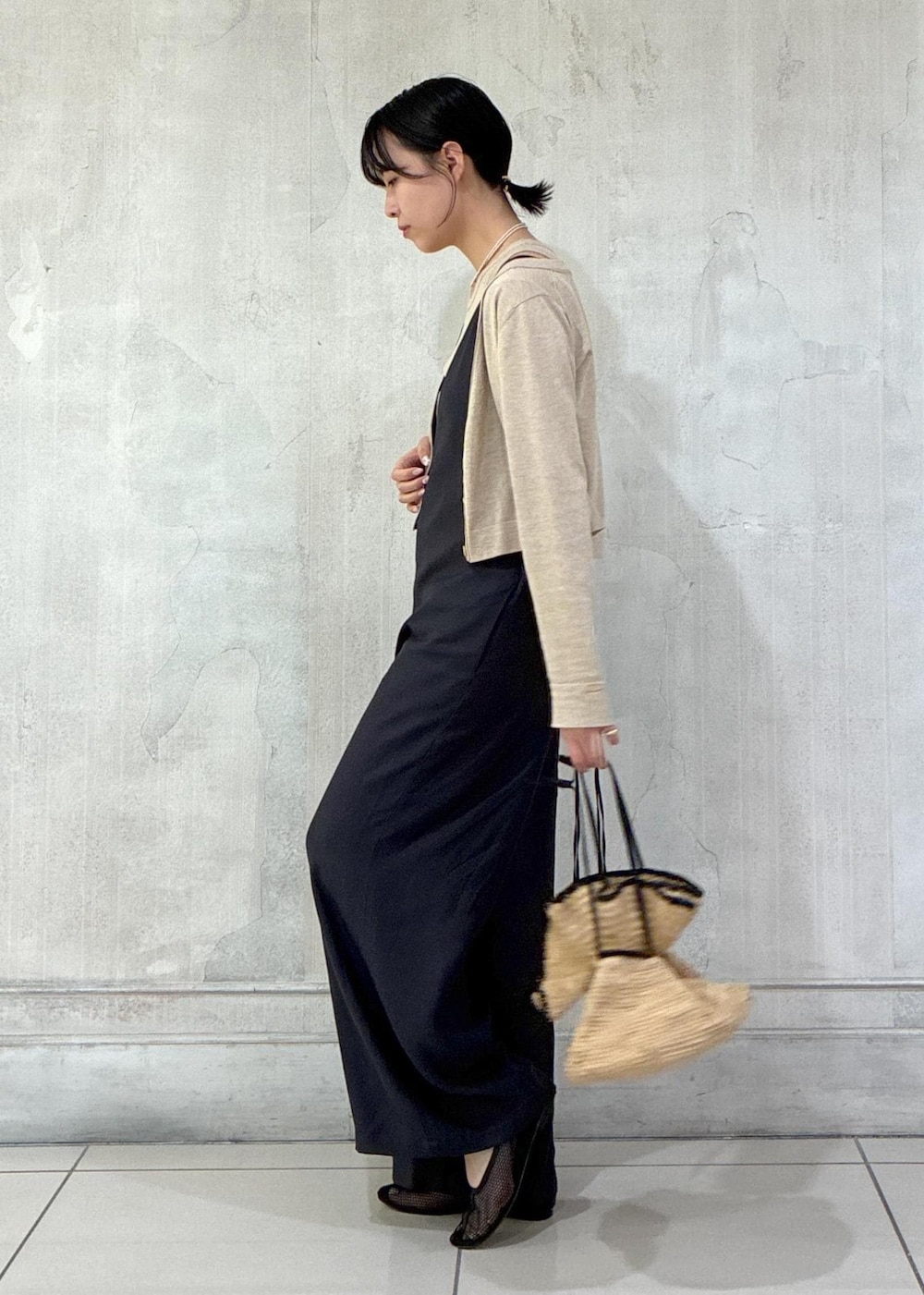 ブラック系のパンプス、ベージュ系のカーディガン/ボレロ、ベージュ系のタンクトップを着用したレディースの春コーディネートの3枚目の写真