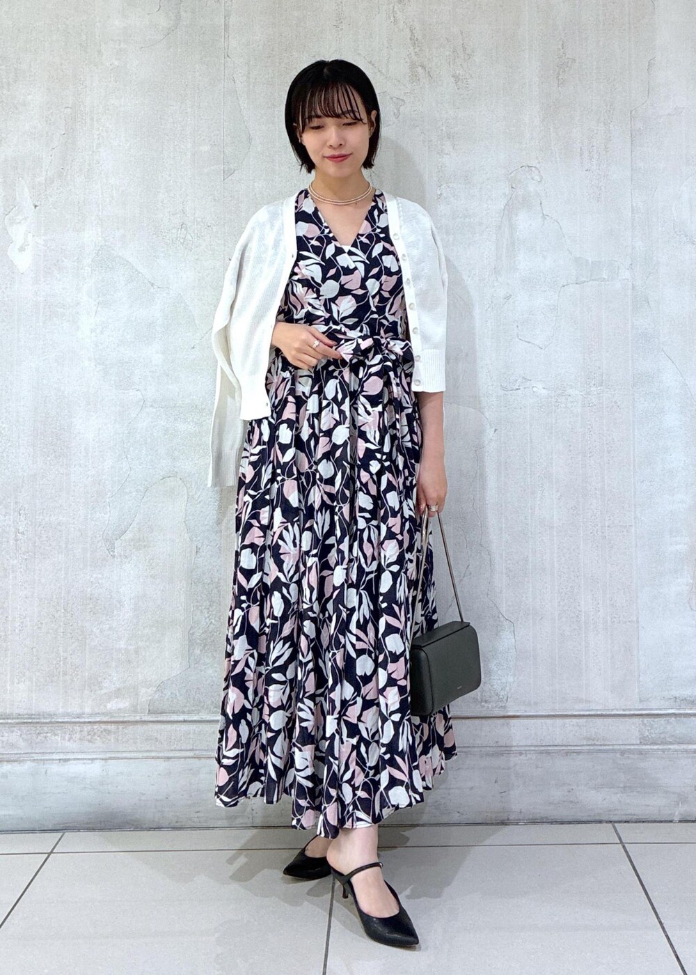 ホワイト系のカーディガン/ボレロを着用したレディースの春コーディネートの6枚目の写真