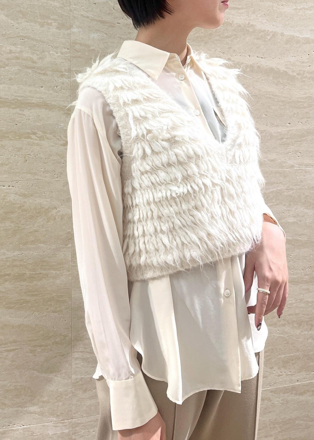 ホワイト系のパンプス、ベージュ系のその他パンツ、ホワイト系のベストを着用したレディースの秋コーディネートの5枚目の写真