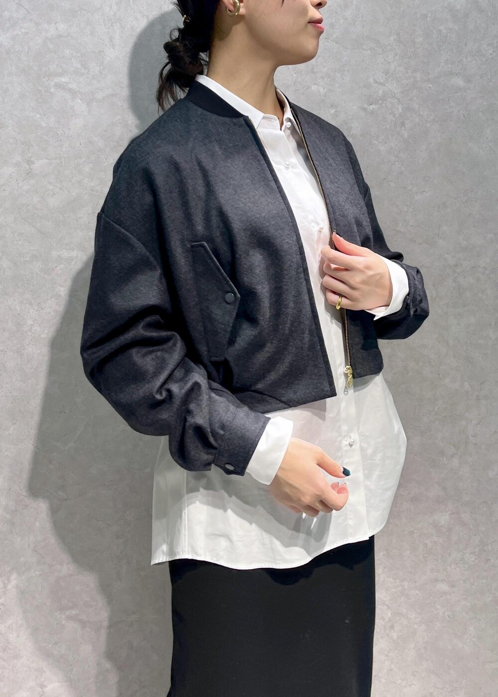 ブラウン系のブーツ、ホワイト系のシャツ/ブラウス、ブラウン系のショルダーバッグを着用したレディースの冬コーディネートの5枚目の写真