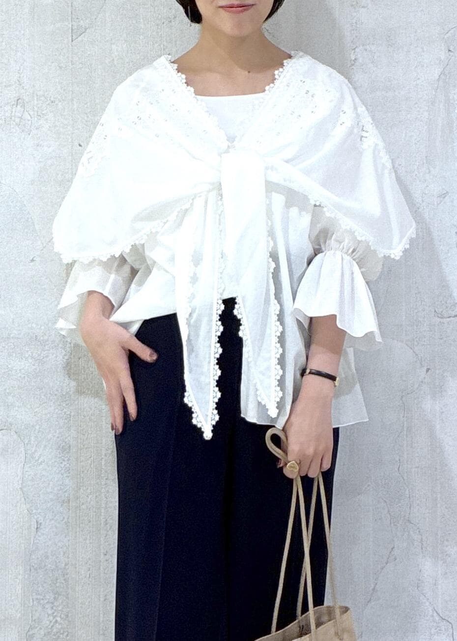 ベージュ系のショルダーバッグ、ホワイト系のシャツ/ブラウス、ブルー系のスラックスを着用したレディースの冬コーディネートの6枚目の写真