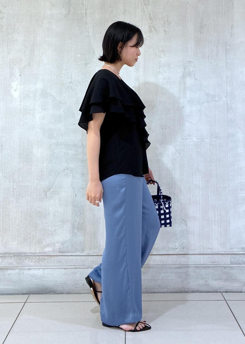 「モア、モアサロンエロペ、横浜高島屋、moi別注、初夏コーデ、夏コーデ、お仕事コーデ、お出かけコーデ、アウトドアコーデ、雨の日コーデ、パンツスタイル、体型カバー、シンプルコーデ、別注アイテム、ROPÉ」｜「SALON adam et rope'のナローストラップサンダル（サンダル、ブラック系）」を使った、amuroさん（レディース・167cm）の夏コーディネートの2枚目の写真