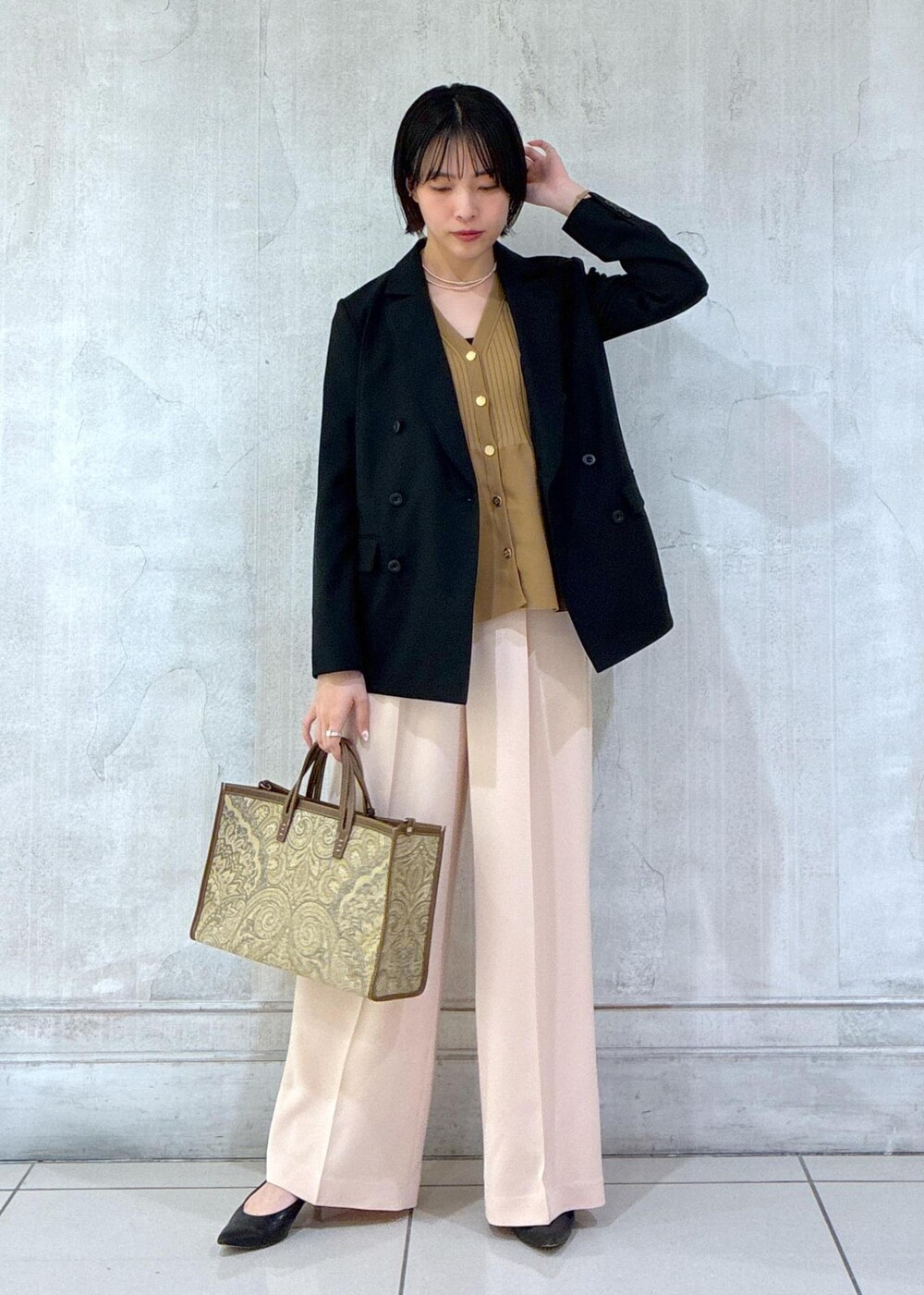 ブラック系のテーラードジャケット、ブラック系のタンクトップ、ピンク系のその他パンツを着用したレディースの春コーディネートの6枚目の写真