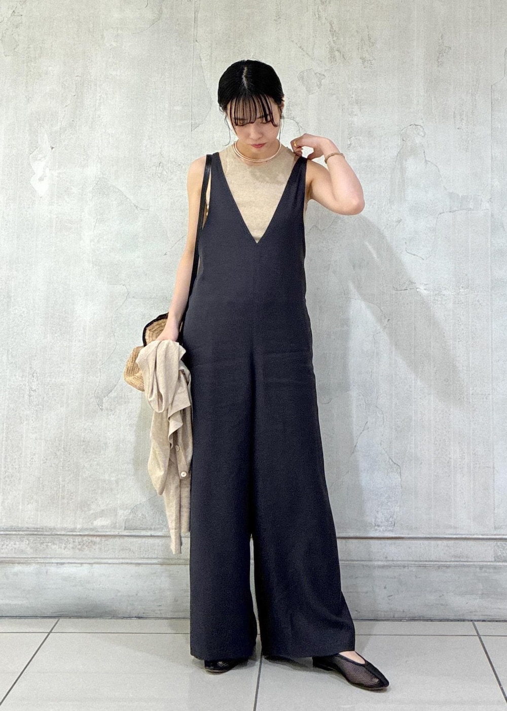 ブラック系のパンプス、ベージュ系のカーディガン/ボレロ、ベージュ系のタンクトップを着用したレディースの春コーディネートの5枚目の写真