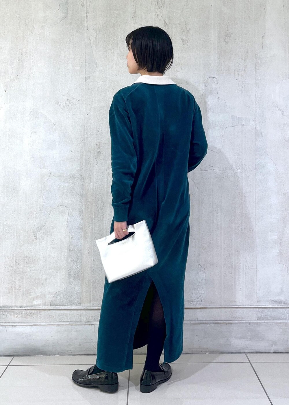 グリーン系のワンピースを着用したレディースの冬コーディネートの3枚目の写真