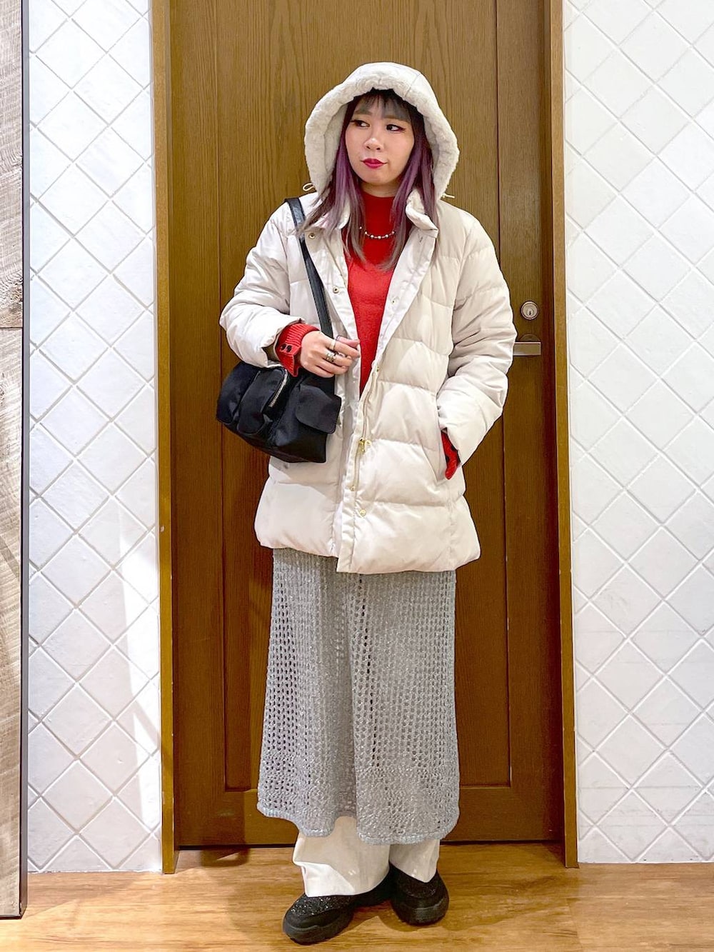 ホワイト系のその他パンツ、ベージュ系のダウンジャケット/コート、レッド系のニット/セーターを着用したレディースの秋コーディネートの5枚目の写真