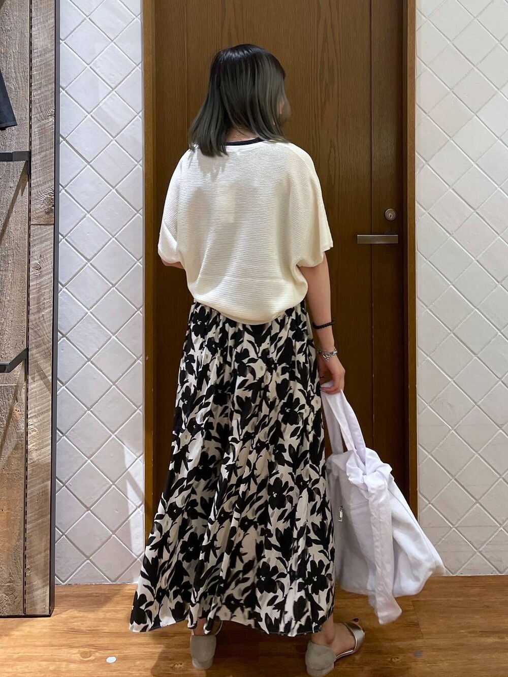 シルバー系のサンダル、ホワイト系のショルダーバッグ、ホワイト系のニット/セーターを着用したレディースの春コーディネートの3枚目の写真