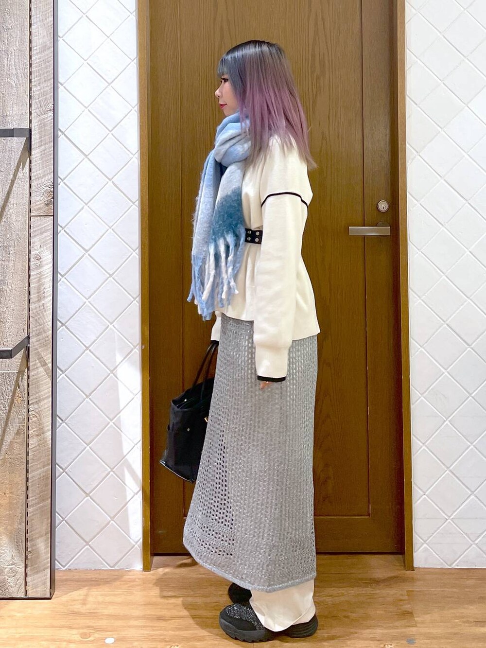 ホワイト系のその他パンツ、ホワイト系のニット/セーター、シルバー系のスカートを着用したレディースの冬コーディネートの3枚目の写真