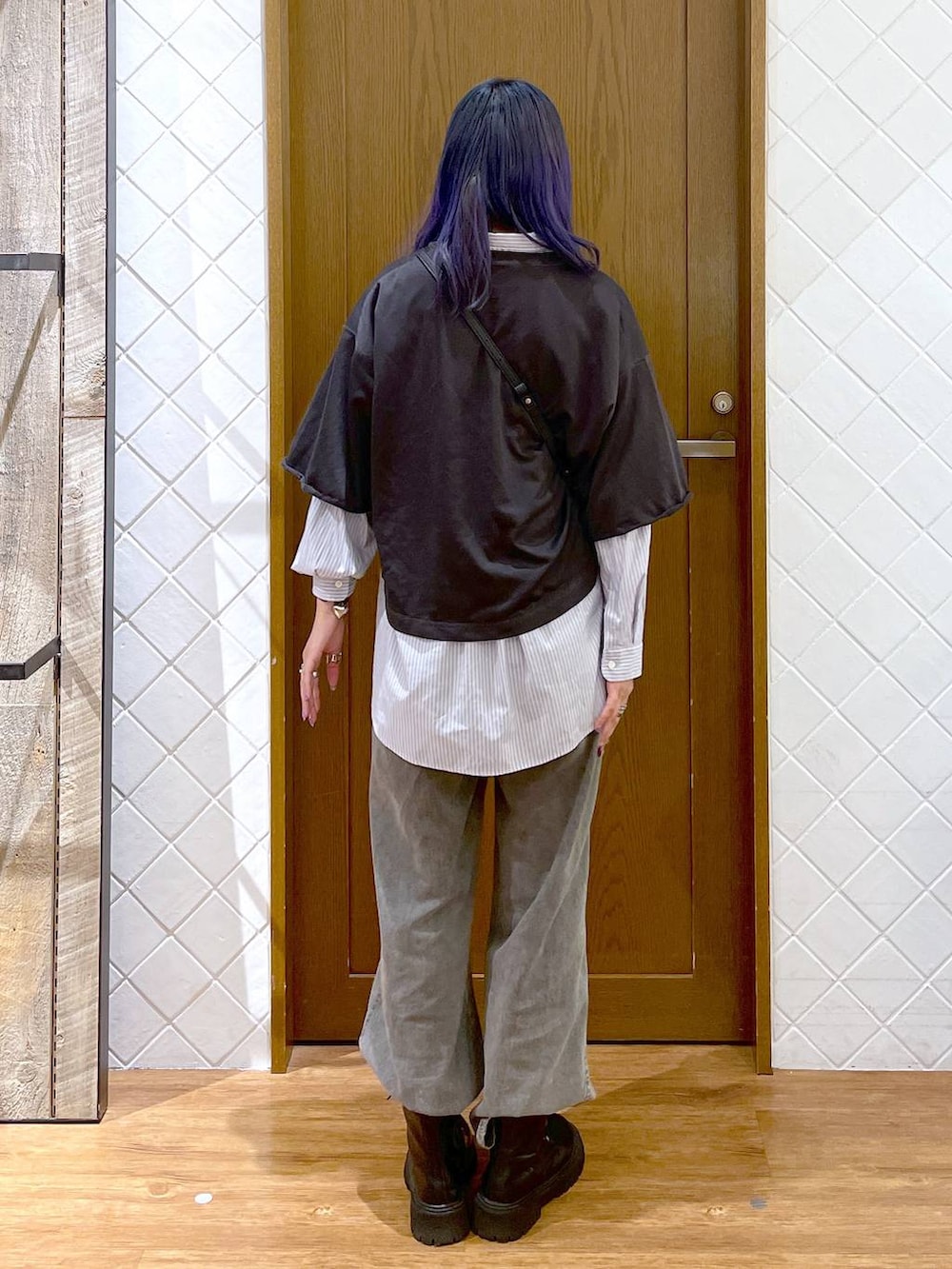 ブラック系のTシャツ/カットソー、パープル系のシャツ/ブラウス、ブラック系のショルダーバッグを着用したレディースの秋コーディネートの4枚目の写真