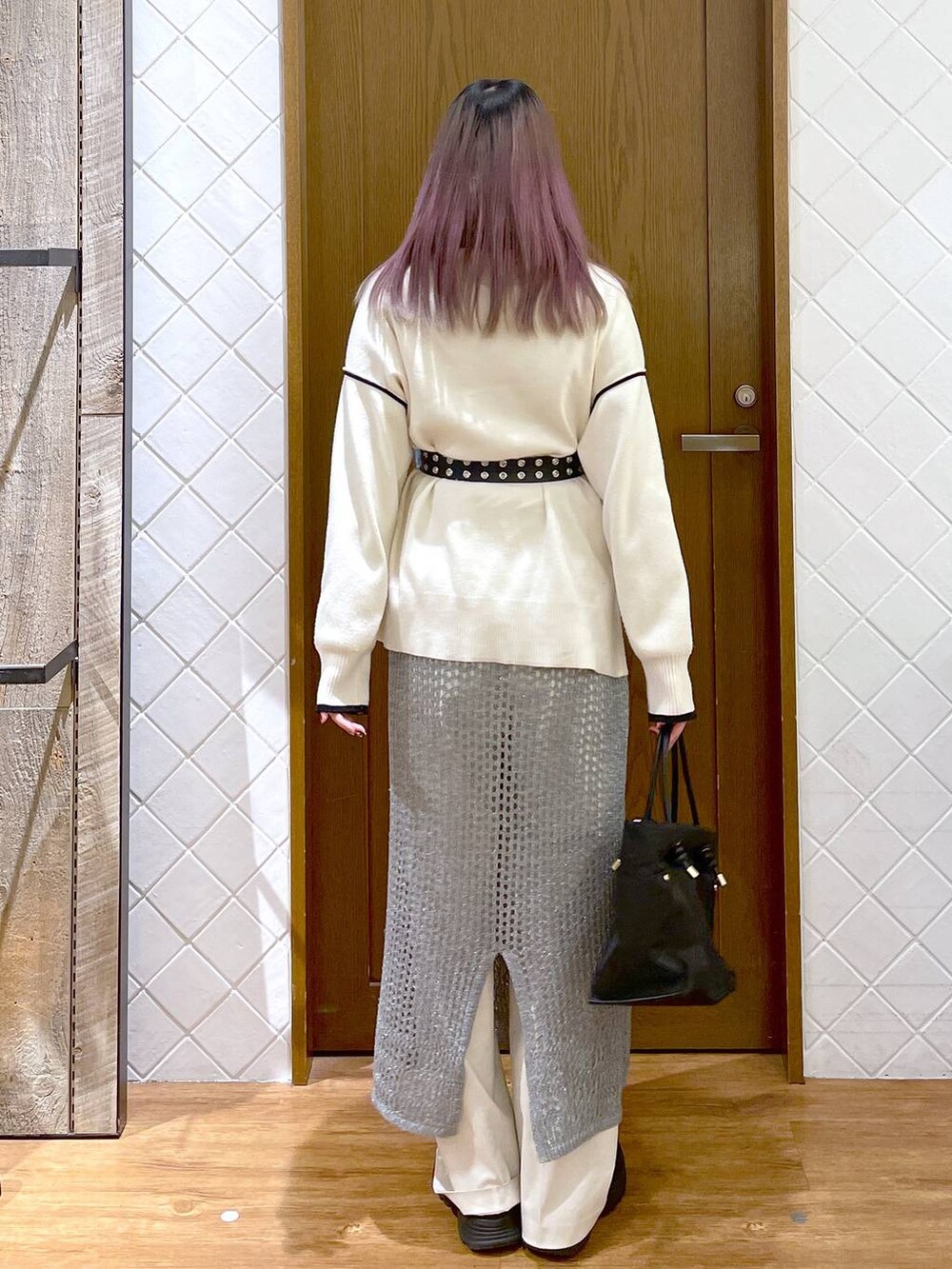 ホワイト系のその他パンツ、ホワイト系のニット/セーター、シルバー系のスカートを着用したレディースの冬コーディネートの4枚目の写真