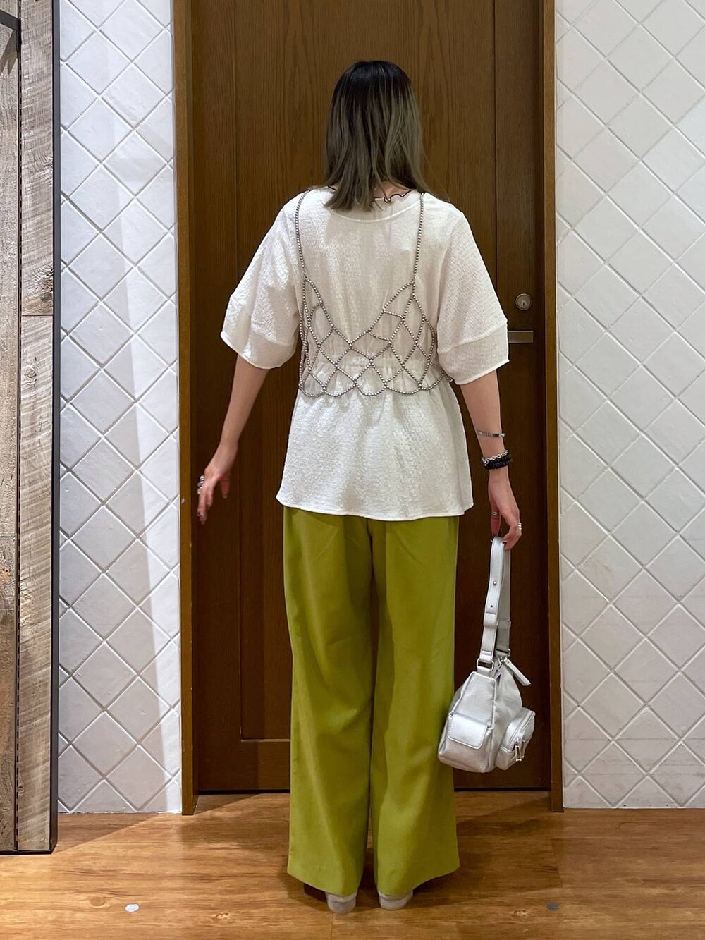 シルバー系のショルダーバッグ、シルバー系のサンダル、イエロー系のその他パンツを着用したレディースの夏コーディネートの5枚目の写真