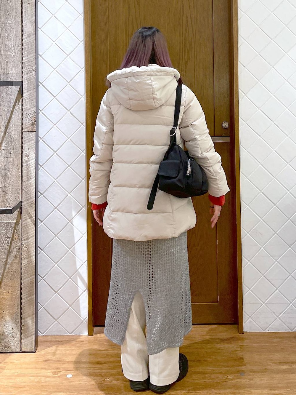 ホワイト系のその他パンツ、ベージュ系のダウンジャケット/コート、レッド系のニット/セーターを着用したレディースの秋コーディネートの4枚目の写真