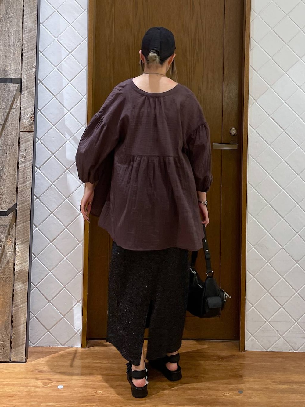 ブラック系のサンダル、ブラウン系のシャツ/ブラウス、ブラック系のショルダーバッグを着用したレディースの夏コーディネートの4枚目の写真