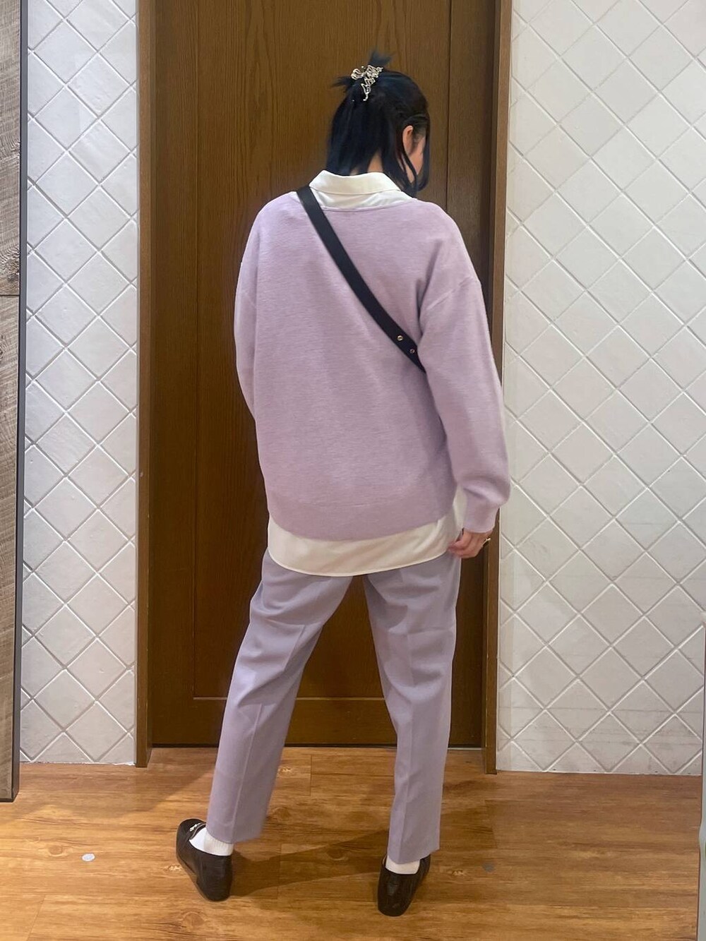 ブラック系のショルダーバッグ、ブラック系のローファー、パープル系のその他パンツを着用したレディースの春コーディネートの3枚目の写真