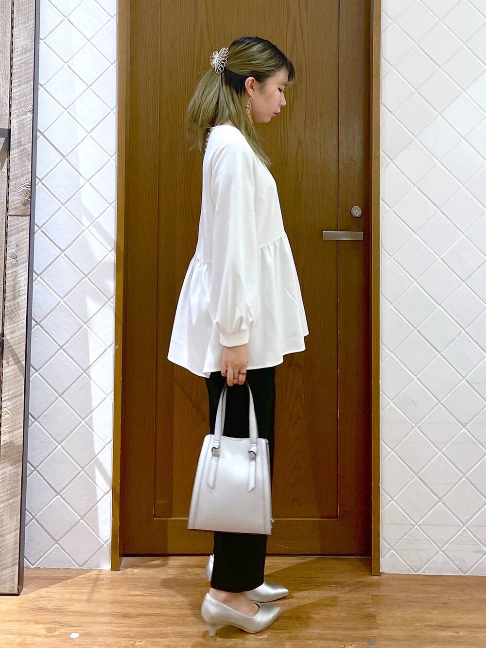 その他のパンツドレス、シルバー系のショルダーバッグ、シルバー系のパンプスを着用したレディースの冬コーディネートの2枚目の写真