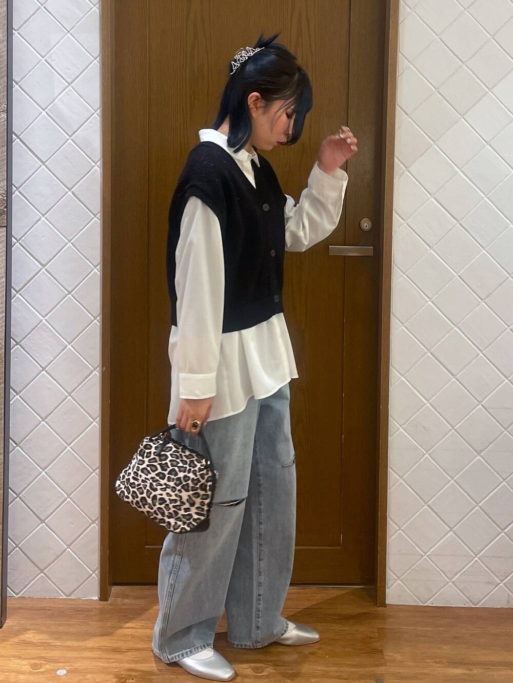 ブルー系のデニムパンツ、その他のショルダーバッグ、ブラック系のベストを着用したレディースの春コーディネートの2枚目の写真