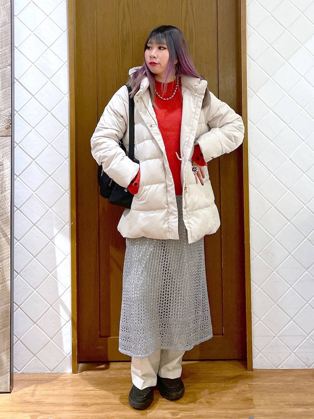 ホワイト系のその他パンツ、ベージュ系のダウンジャケット/コート、レッド系のニット/セーターを着用したレディースの秋コーディネートの3枚目の写真