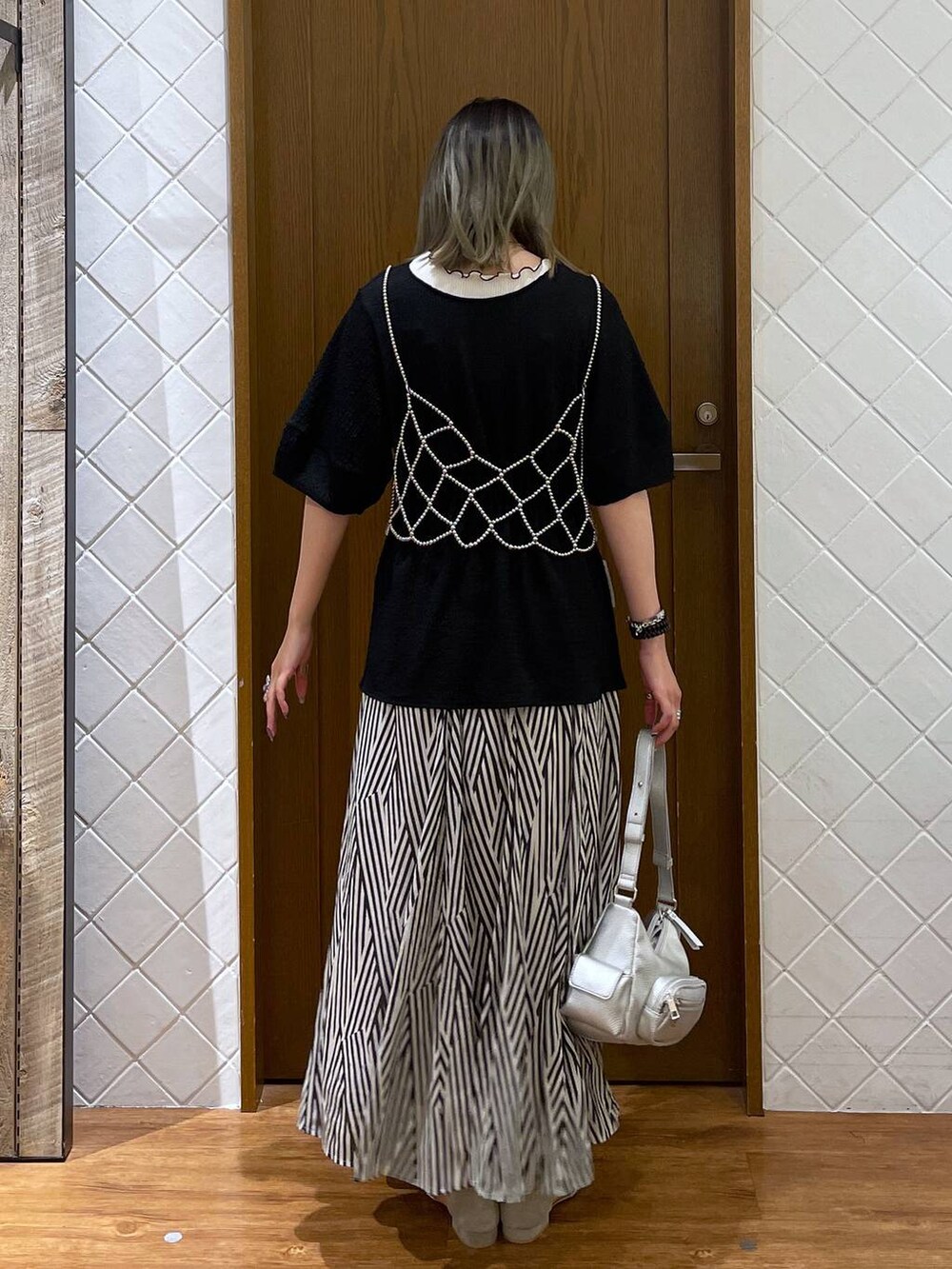 シルバー系のショルダーバッグ、シルバー系のサンダル、その他のスカートを着用したレディースの夏コーディネートの5枚目の写真