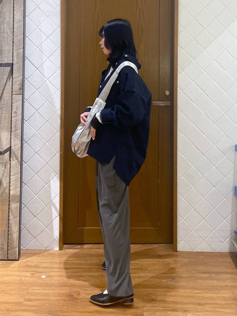 シルバー系のショルダーバッグ、ブルー系のシャツ/ブラウス、グレー系のその他パンツを着用したレディースの春コーディネートの3枚目の写真