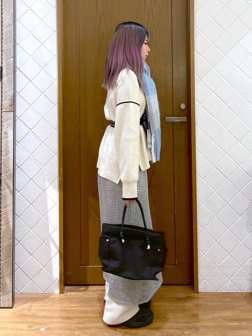 ホワイト系のその他パンツ、ホワイト系のニット/セーター、シルバー系のスカートを着用したレディースの冬コーディネートの2枚目の写真