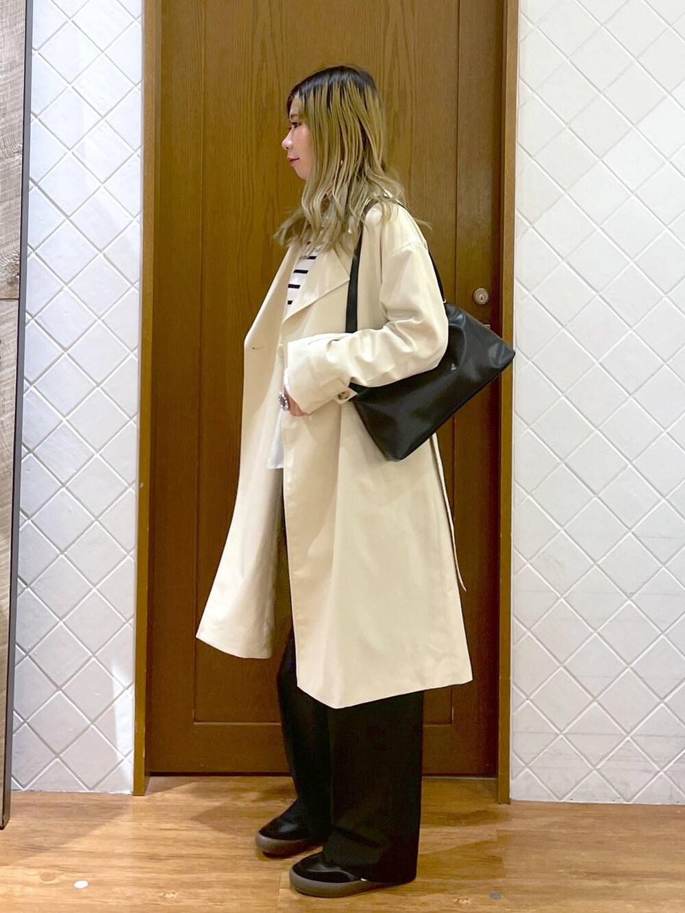 「スラックス、GLOBAL WORK、シンプルコーデ、トレンチコート、カジュアルコーデ、軽量、撥水、春コーデ」|「GLOBAL WORKのメルティ布帛ドッキングプルオーバー/115968(ニット/セーター、ベージュ系)」を使った、megu46miさん(レディース・162cm)の冬コーディネートの2枚目の写真