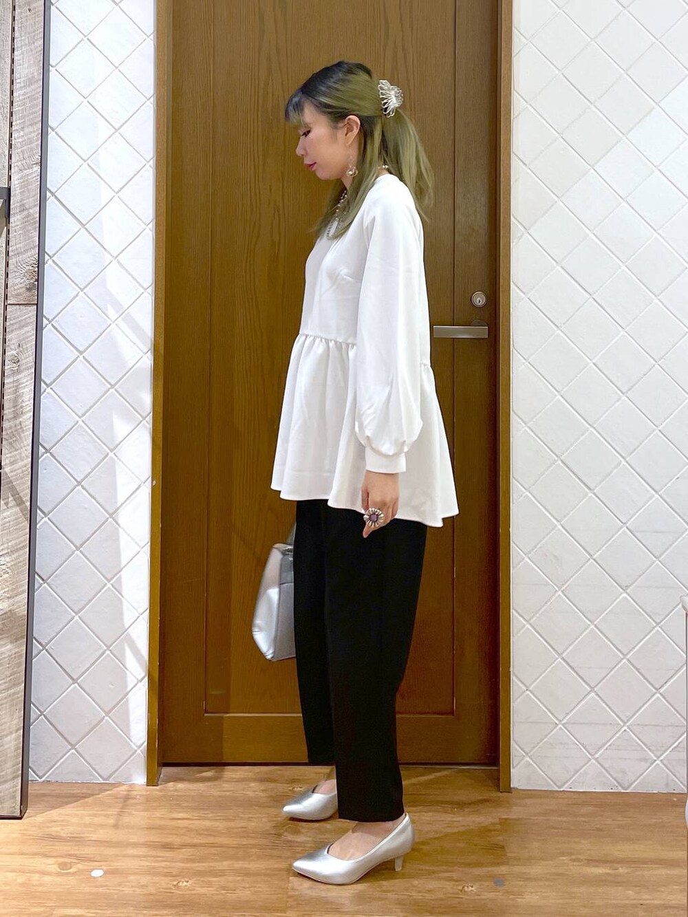 その他のパンツドレス、シルバー系のショルダーバッグ、シルバー系のパンプスを着用したレディースの冬コーディネートの3枚目の写真