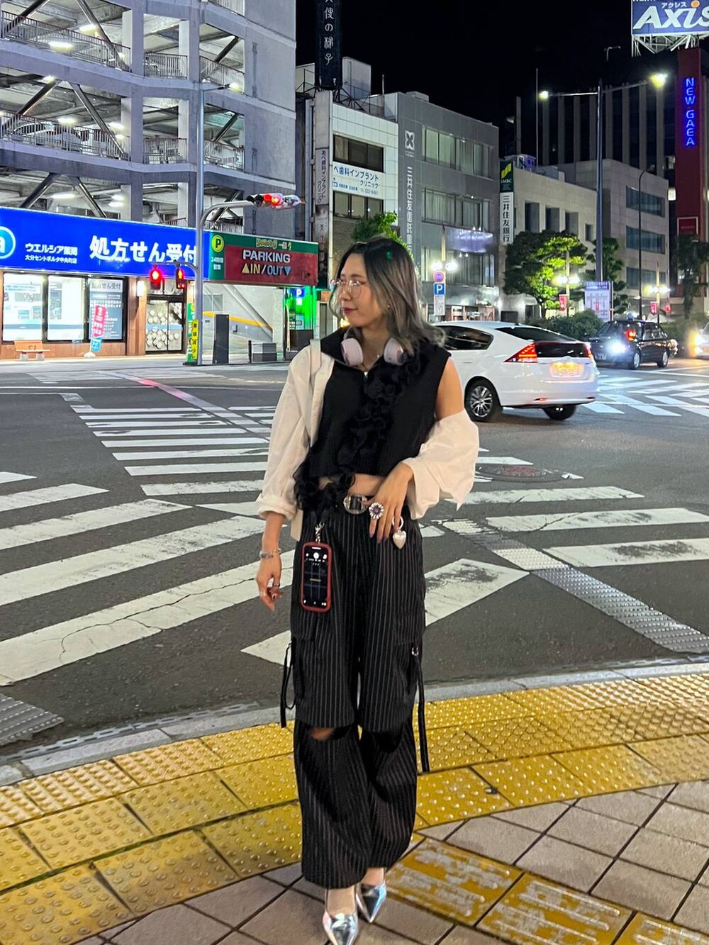 シルバー系のショルダーバッグ、その他のカーゴパンツ、シルバー系のサンダルを着用したレディースの春コーディネートの3枚目の写真