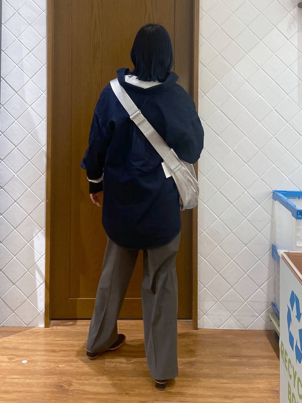 シルバー系のショルダーバッグ、ブルー系のシャツ/ブラウス、グレー系のその他パンツを着用したレディースの春コーディネートの5枚目の写真